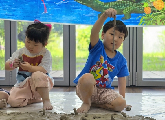 흙밟기 놀이시간! 맨발로 흙의 감촉을 느껴보았어요.